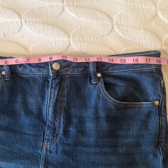 Like new barely worn Quince Bella Stretch relaxed straight jeans size 32. - Picture 8 of 15